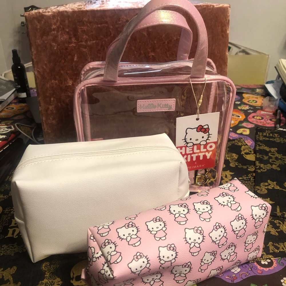 Hello Kitty Three piece cosmetic makeup bag set with initial E - Picture 3 of 6